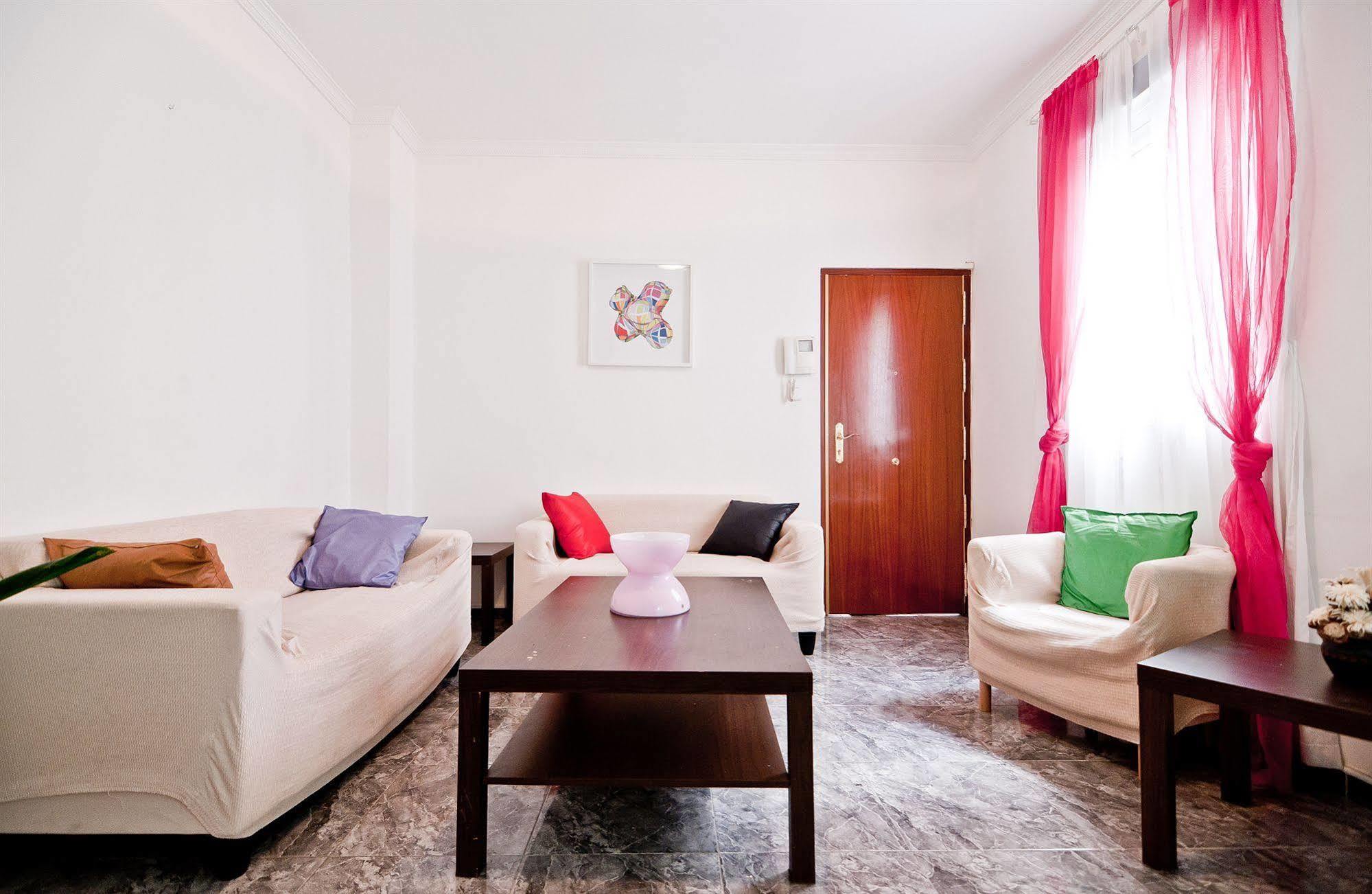 Apartamentos Aqui Me Quedo Madrid Exterior photo