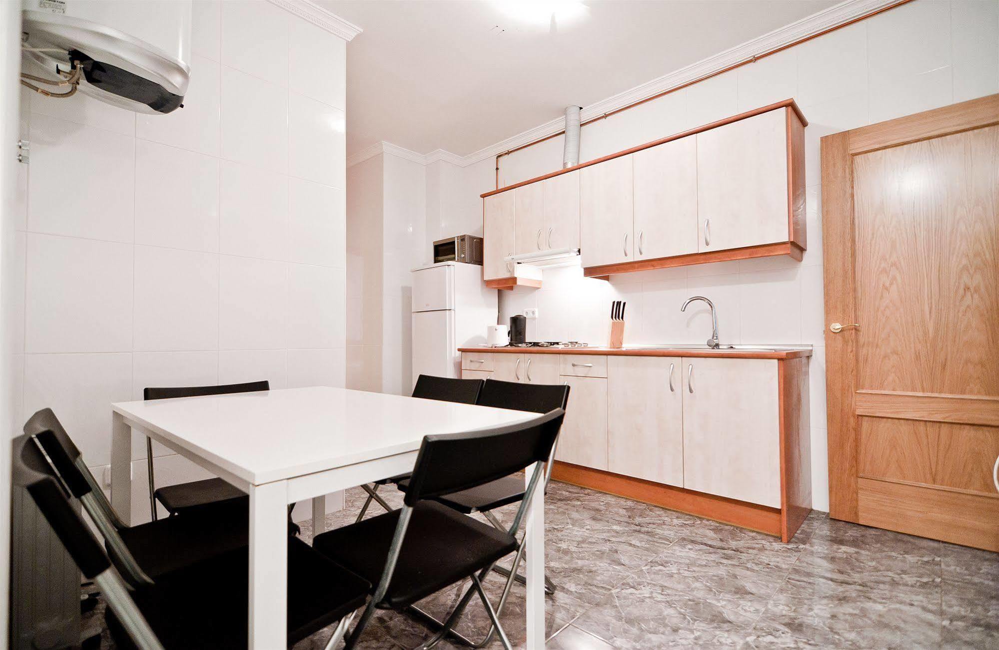 Apartamentos Aqui Me Quedo Madrid Exterior photo